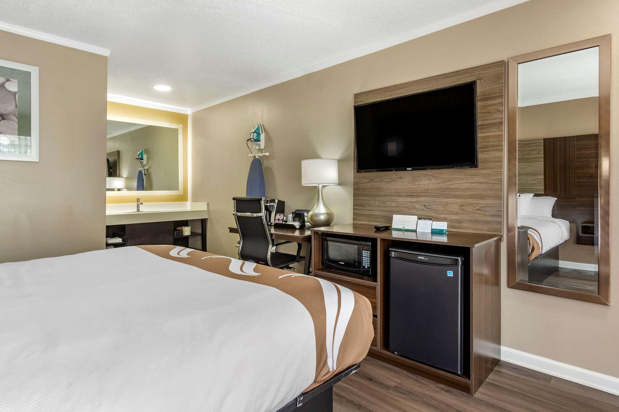 Quality Inn & Suites Полис-Айленд Экстерьер фото