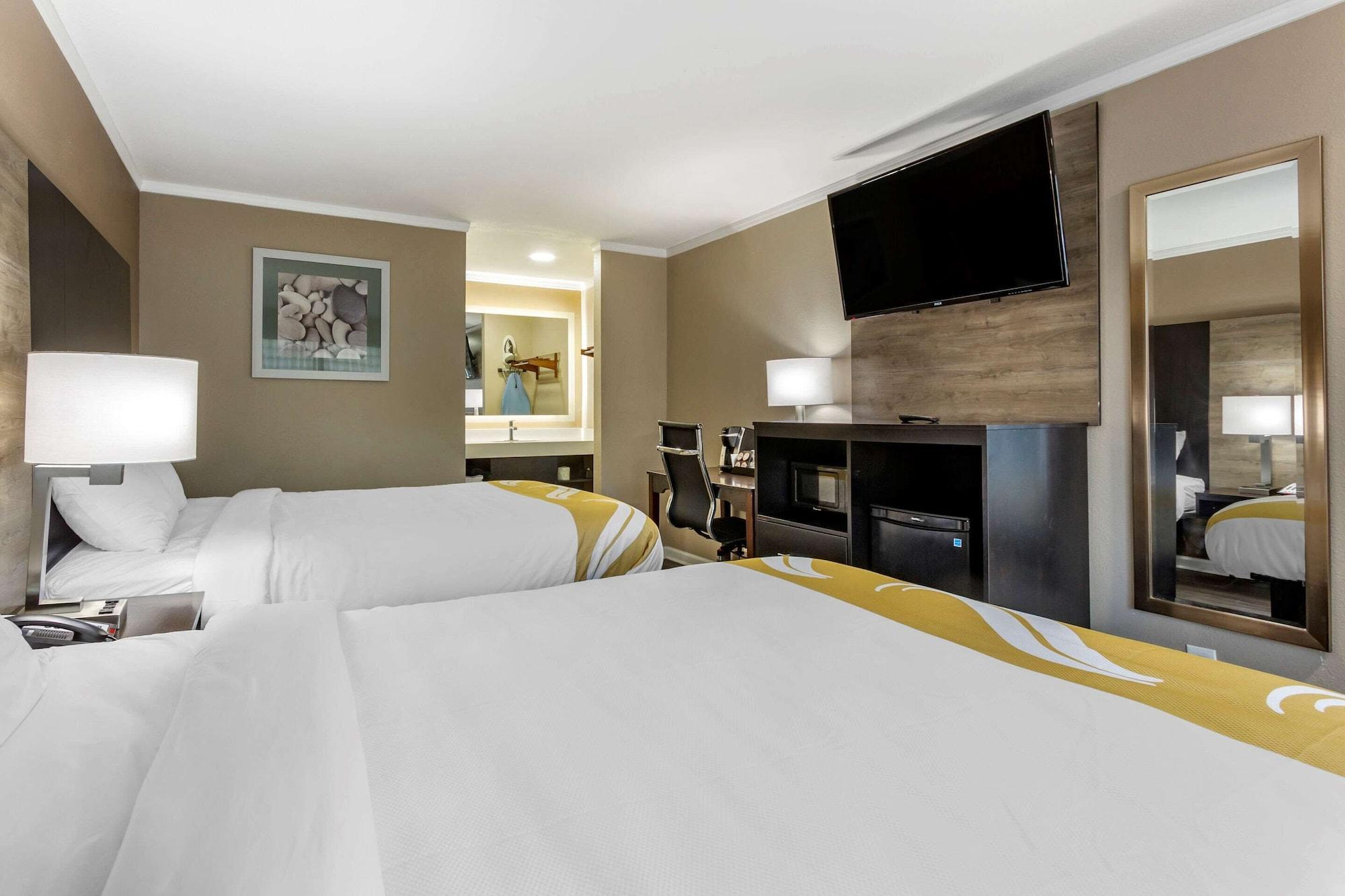 Quality Inn & Suites Полис-Айленд Экстерьер фото