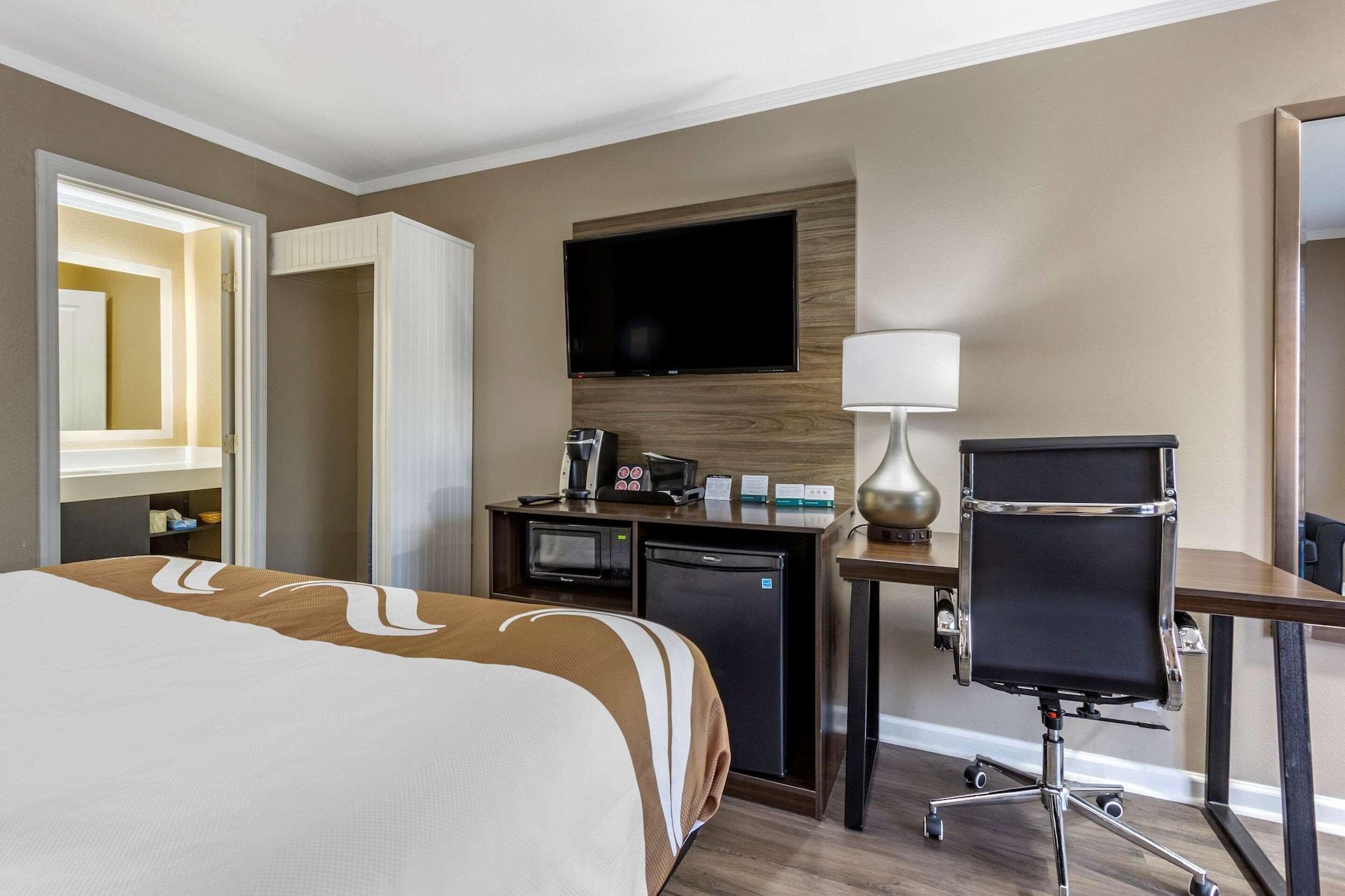 Quality Inn & Suites Полис-Айленд Экстерьер фото